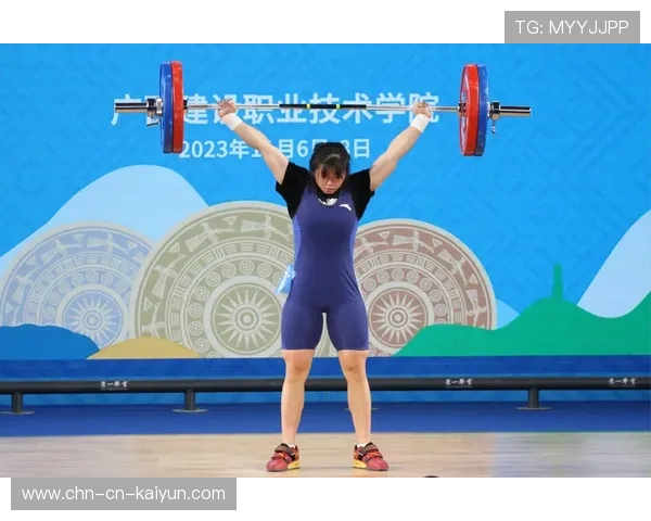 湖南队王佳丽女子49公斤级六次试举全部成功，暂列抓举挺举榜首